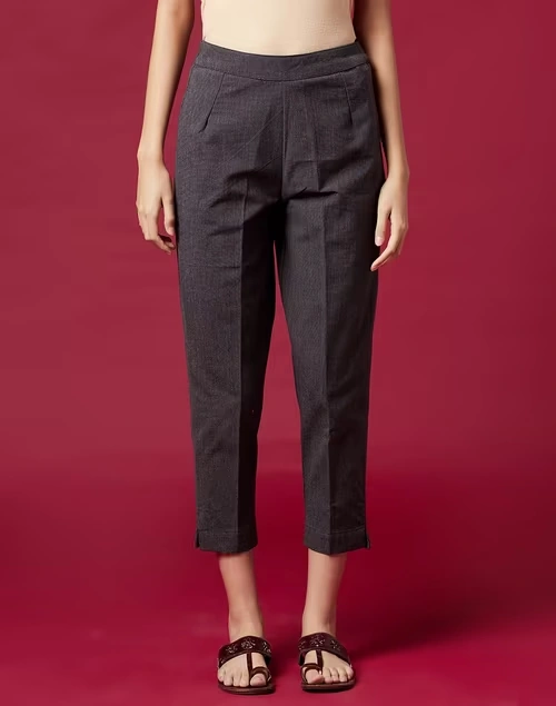 Black Cotton Slim Fit Casual Cropped Pant