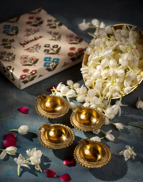 Brass Mivaan Oval Diya Gift Set