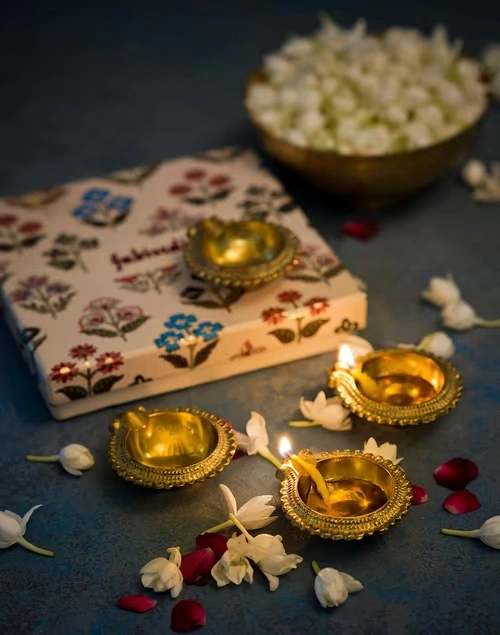 Brass Mivaan Oval Diya Gift Set