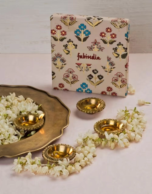 Brass Mivaan Round Diya Gift Set